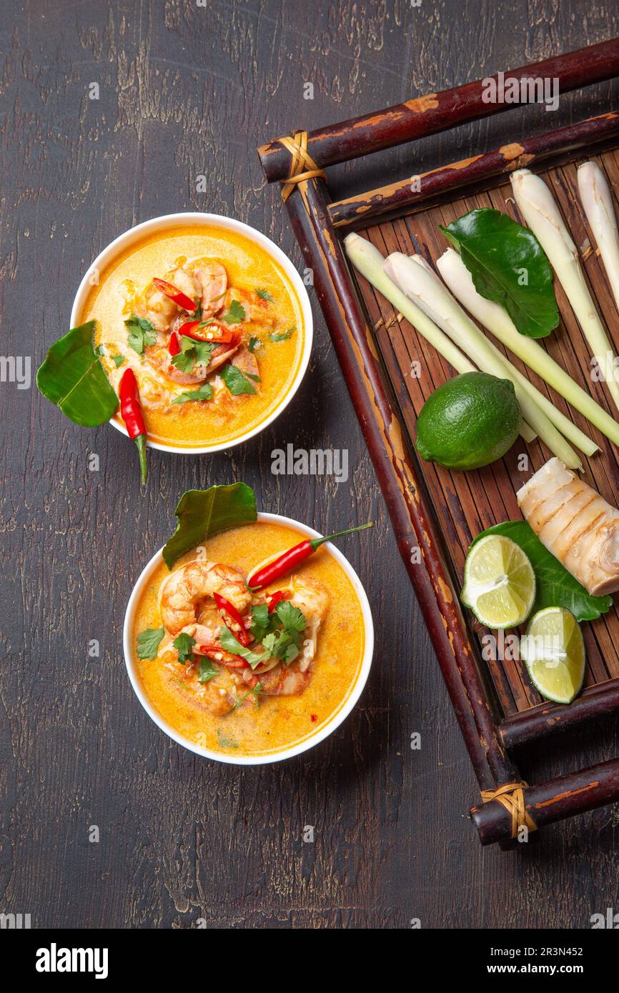 Tom Yam Kung, soupe de crevettes et de citron aux champignons, cuisine thaïlandaise dans deux bols blancs vue de dessus. Banque D'Images