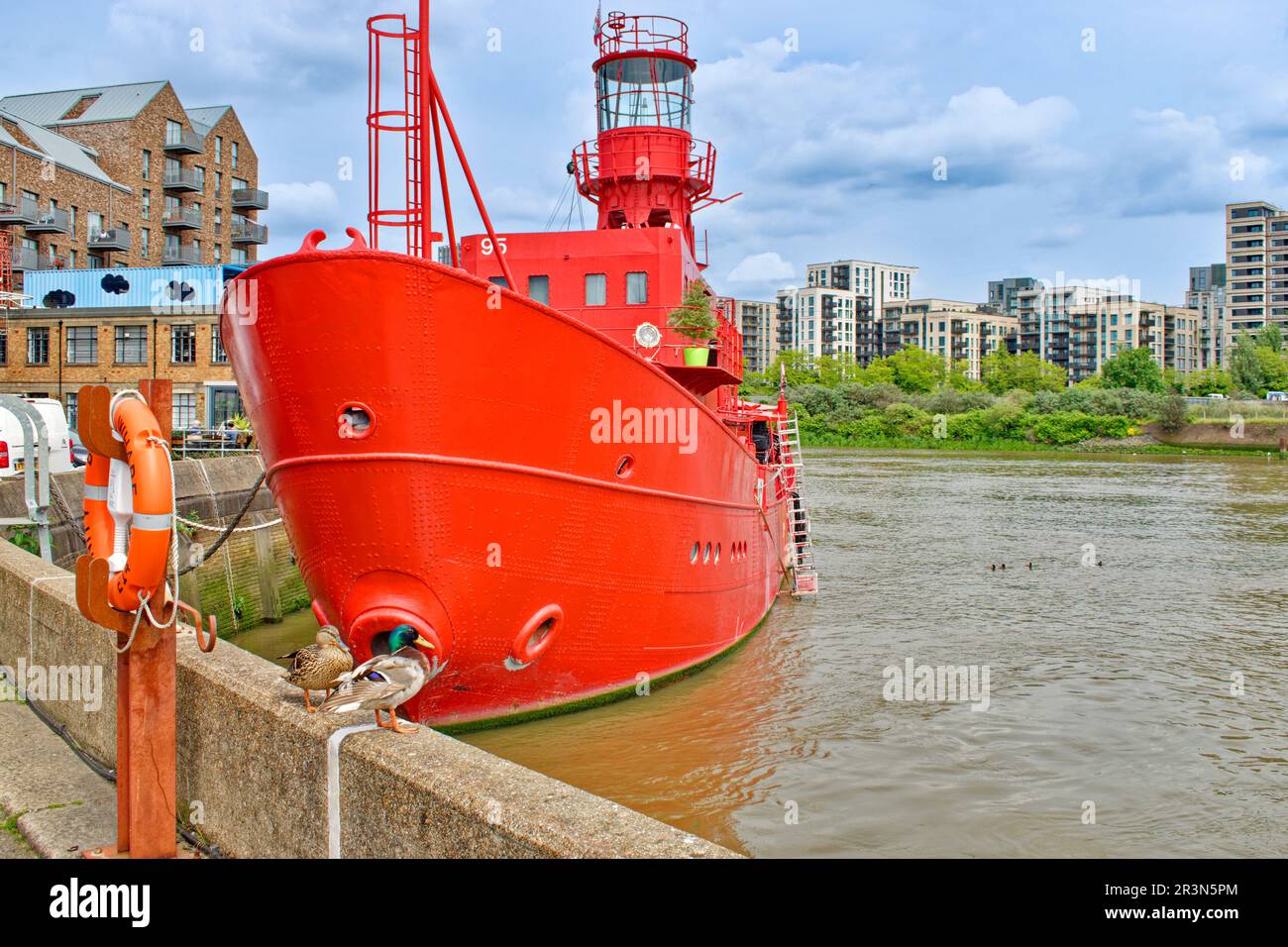 London Trinity Buoy Wharf Leamouth Peninsular Orchard place Lightship 95 amarré sur la rivière Lea à Bow Creek Banque D'Images