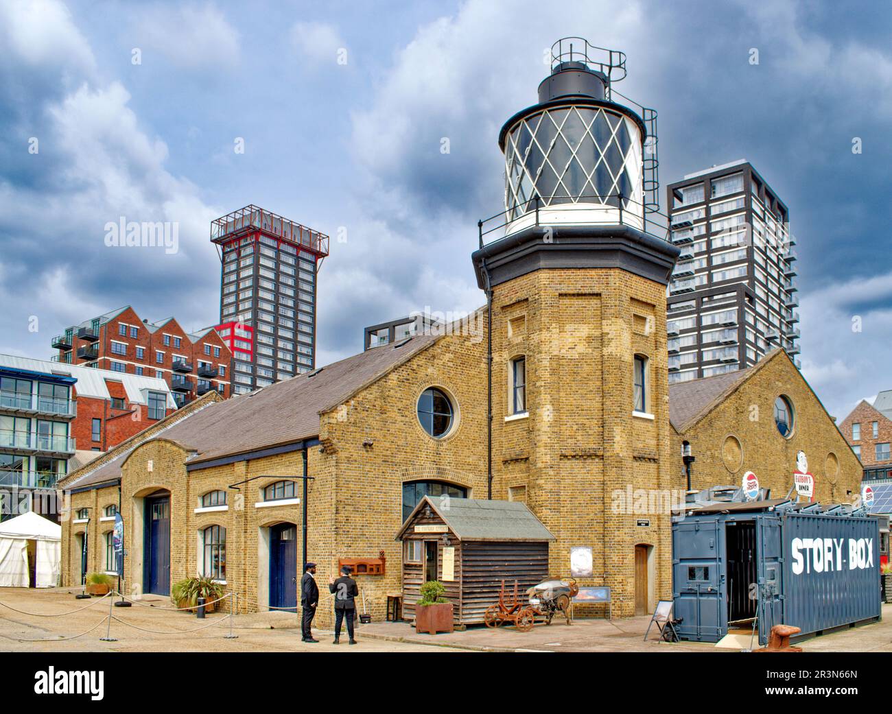 London Trinity Buoy Wharf Leamouth Peninsular Orchard place vue sur le phare Trinity Buoy Banque D'Images