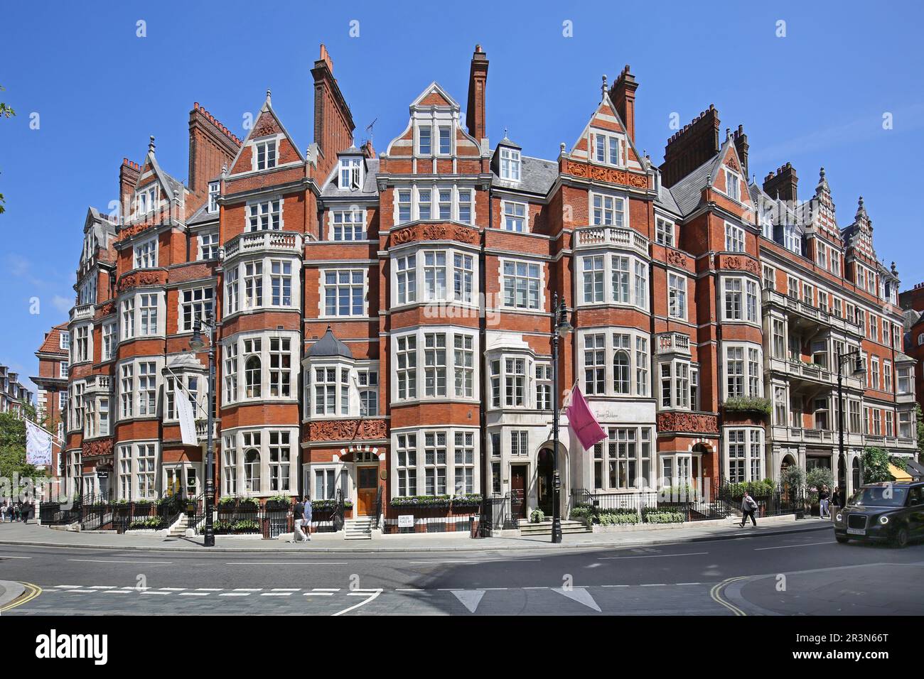 Appartements de luxe sur Carlos place, Mayfair, Londres, Royaume-Uni. Montre une façade ornée et incurvée à l'angle de Carlos place et Mount Street Banque D'Images