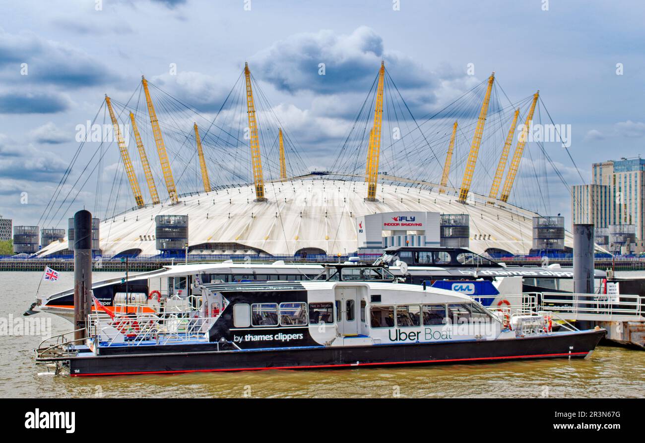 London Trinity Buoy Wharf Leamouth Peninsular Orchard place, vue sur l'arène O2 et le bateau-tondeuse Uber thames Banque D'Images