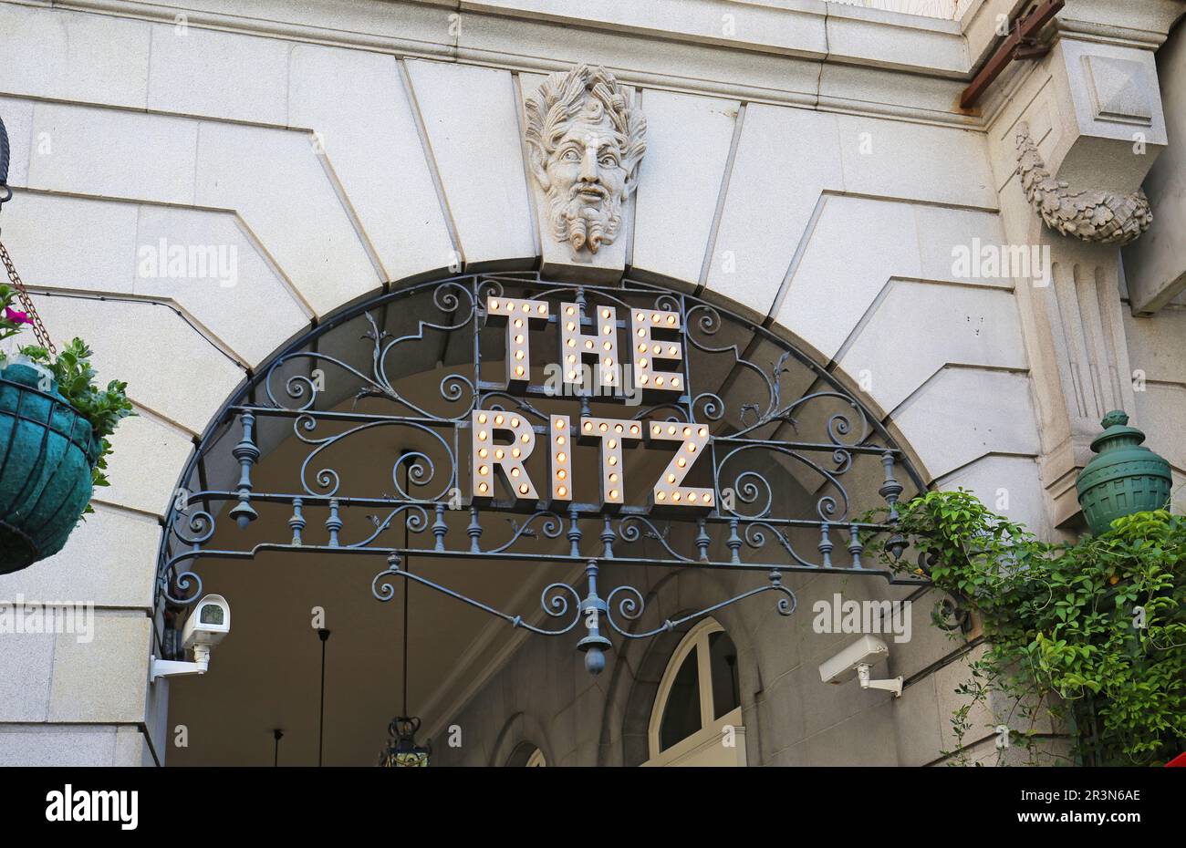 Le Ritz Hotel sur Piccadilly à Londres. Affiche un panneau lumineux au-dessus de l'arcade au-dessus de la chaussée. Banque D'Images