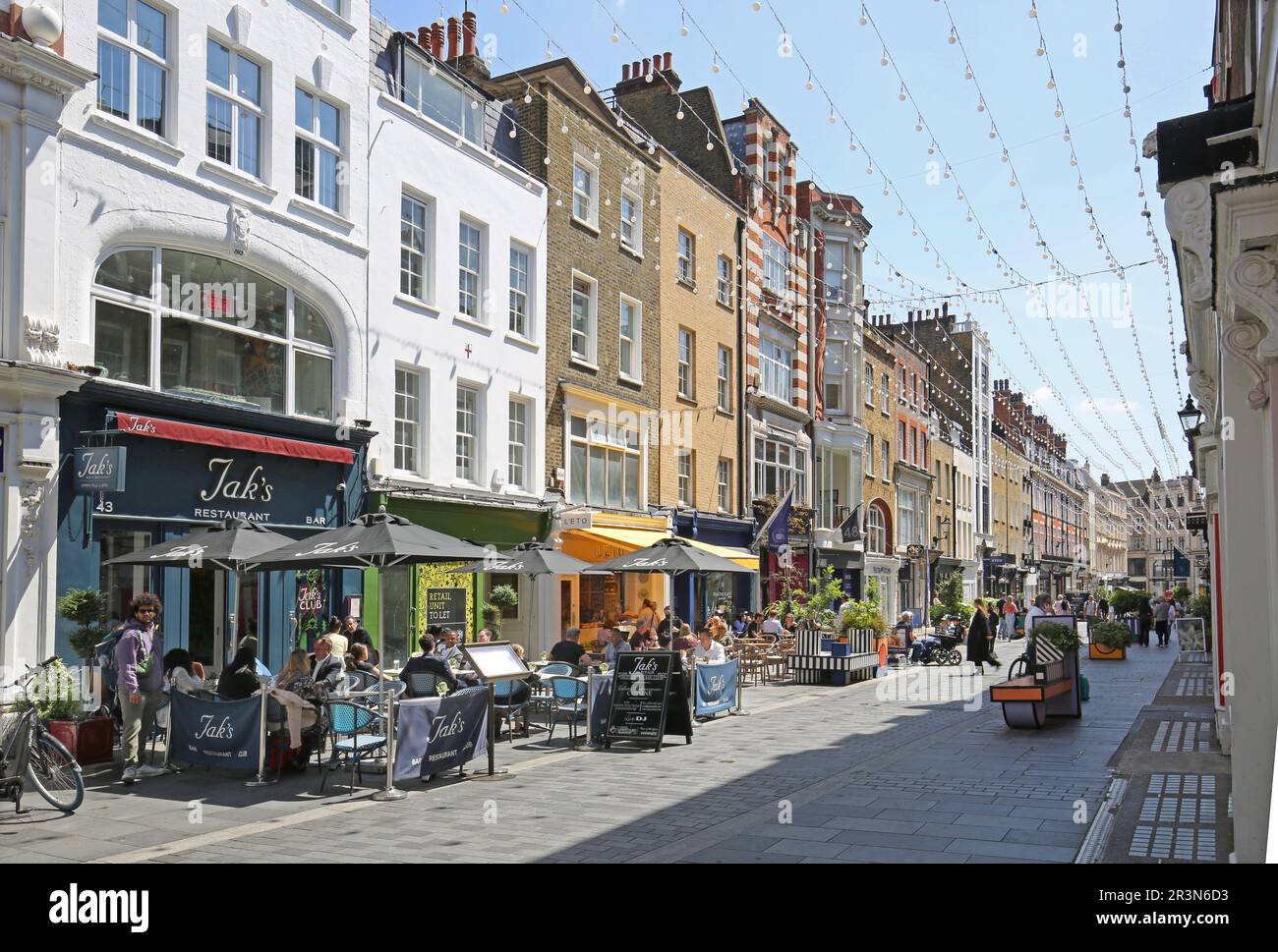 South Moto Street, Londres, Royaume-Uni. Une rue piétonne avec des restaurants, des cafés et des boutiques au cœur du riche quartier de Mayfair. Banque D'Images