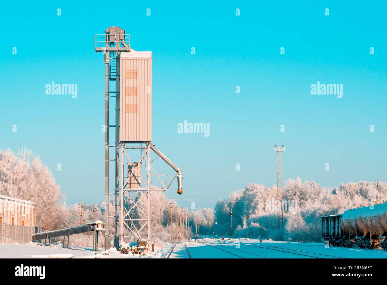Élévateur de grain à côté du chemin de fer pendant la saison d'hiver Banque D'Images