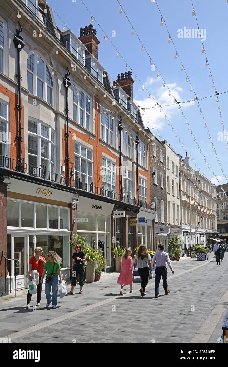 South Moto Street, Londres, Royaume-Uni. Une rue piétonne avec des restaurants, des cafés et des boutiques au cœur du riche quartier de Mayfair. Banque D'Images