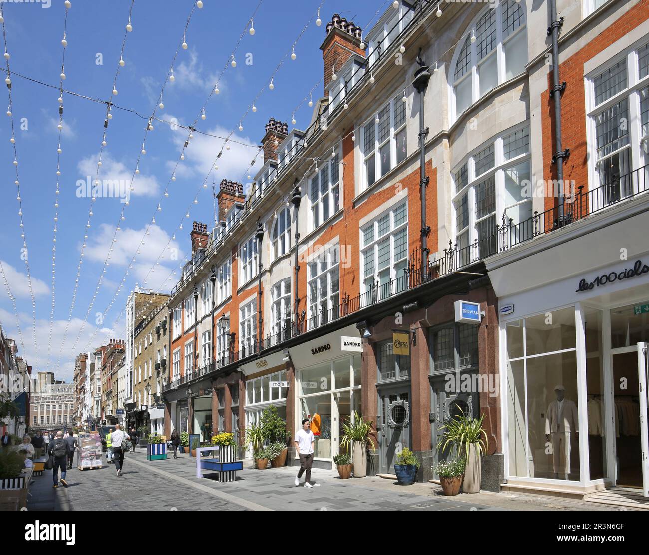 South Moto Street, Londres, Royaume-Uni. Une rue piétonne avec des restaurants, des cafés et des boutiques au cœur du riche quartier de Mayfair. Banque D'Images