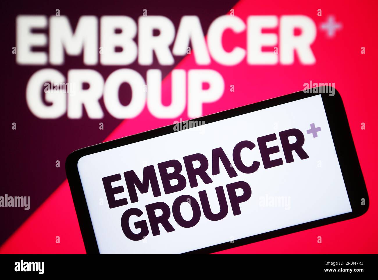 Ukraine. 24th mai 2023. Dans cette illustration, le logo Embracer Group AB est visible sur un smartphone et sur un écran de pc. (Credit image: © Pavlo Gonchar/SOPA Images via ZUMA Press Wire) USAGE ÉDITORIAL SEULEMENT! Non destiné À un usage commercial ! Banque D'Images