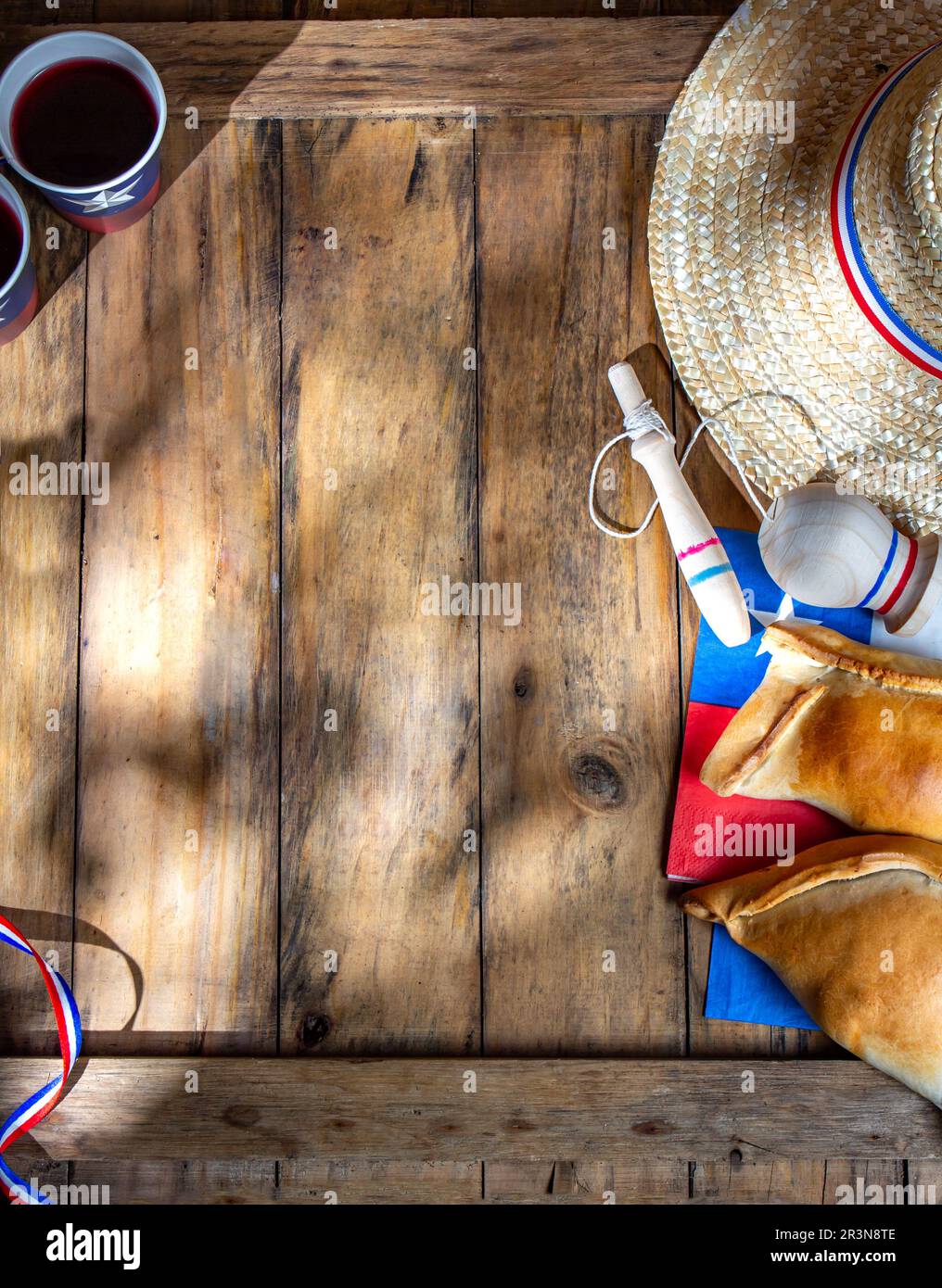 Concept de jour de l'indépendance chilienne. fiestas patrias. Typique empanadas cuit, vin ou chicha, graisse et jouer incarnant. Décoration pour Banque D'Images