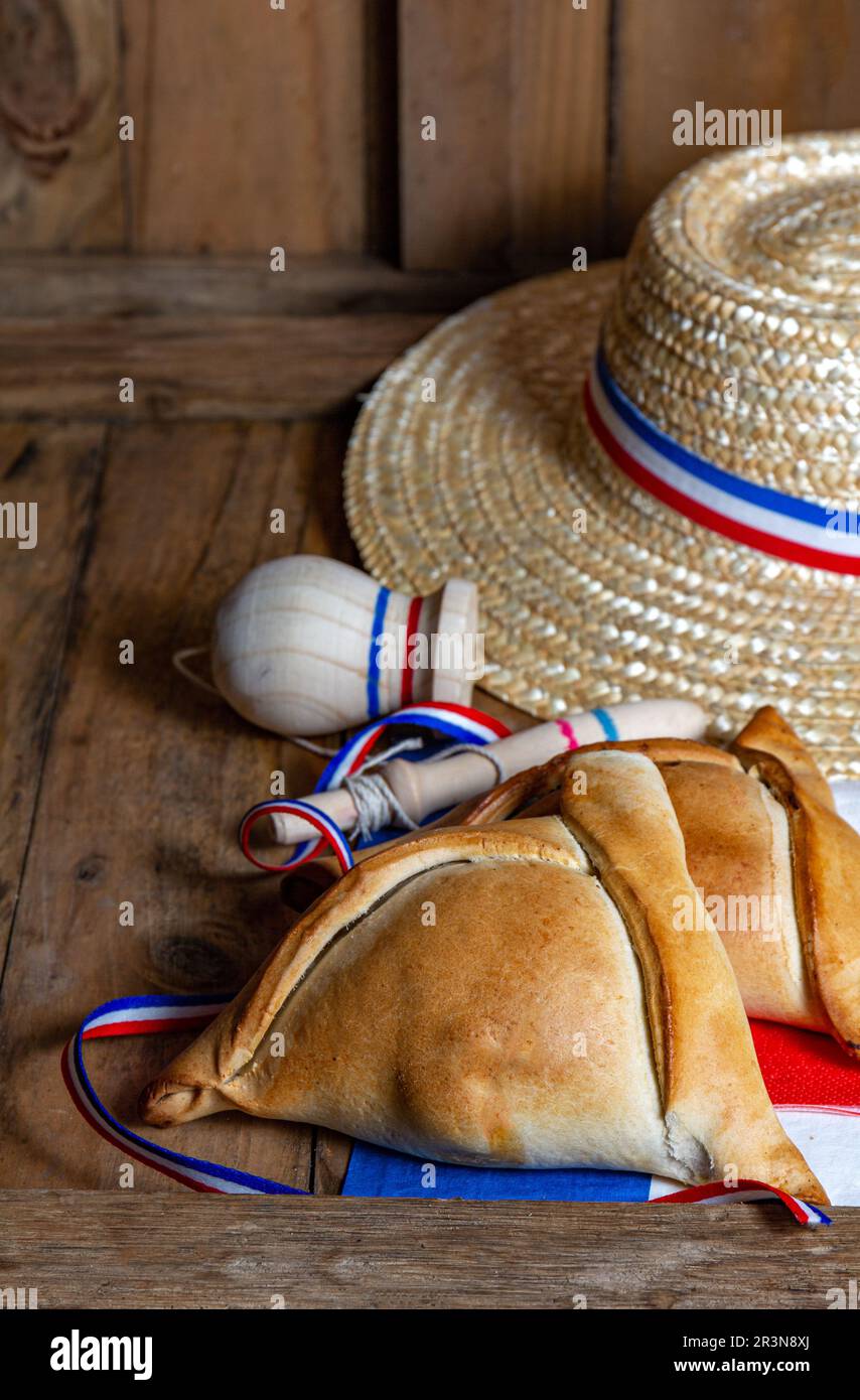 Concept de jour de l'indépendance chilienne. fiestas patrias. Mets typiques empanadas cuits, vin ou chicha, gras et jouer incarnant le plat et la boisson Banque D'Images