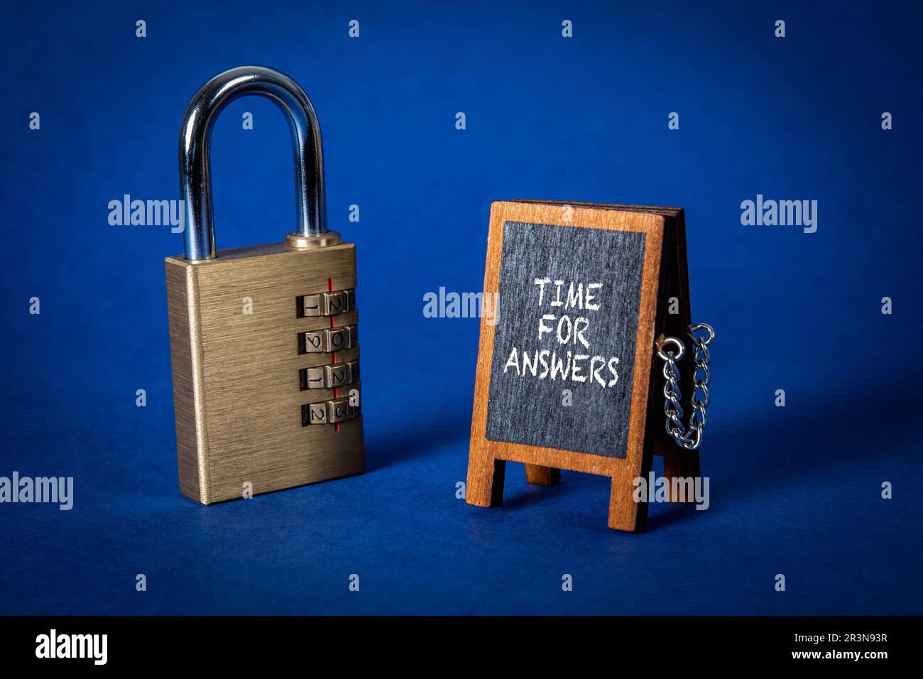 Concept temps pour les réponses. Tableau à craie miniature et cadenas sur  fond bleu Photo Stock - Alamy