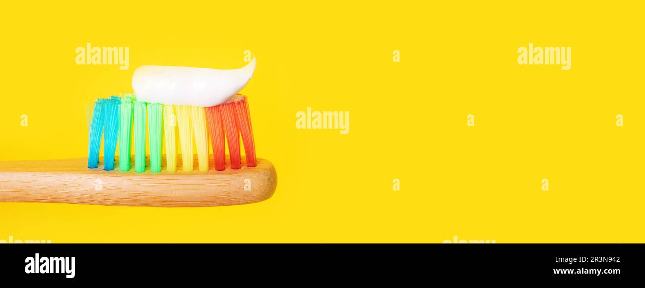 Brosse à dents en bambou avec dentifrice panoramique Banque D'Images