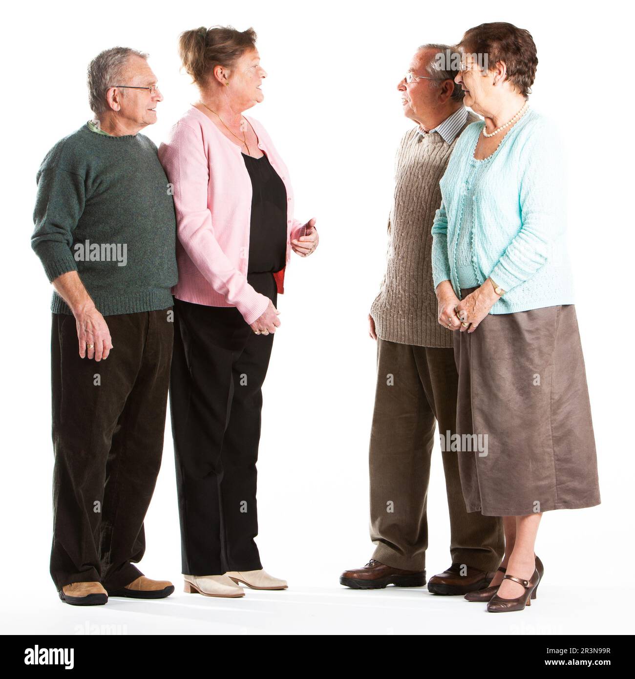 Personnes âgées: Amis parlant. 2 couples âgés ayant une discussion informelle. Portrait sur toute la longueur, isolé sur blanc. À partir d'une série d'images associées. Banque D'Images
