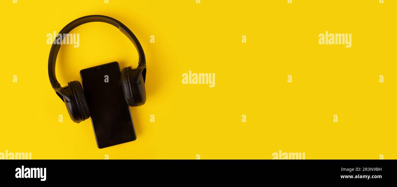 Smartphone vierge avec casque panoramique Banque D'Images