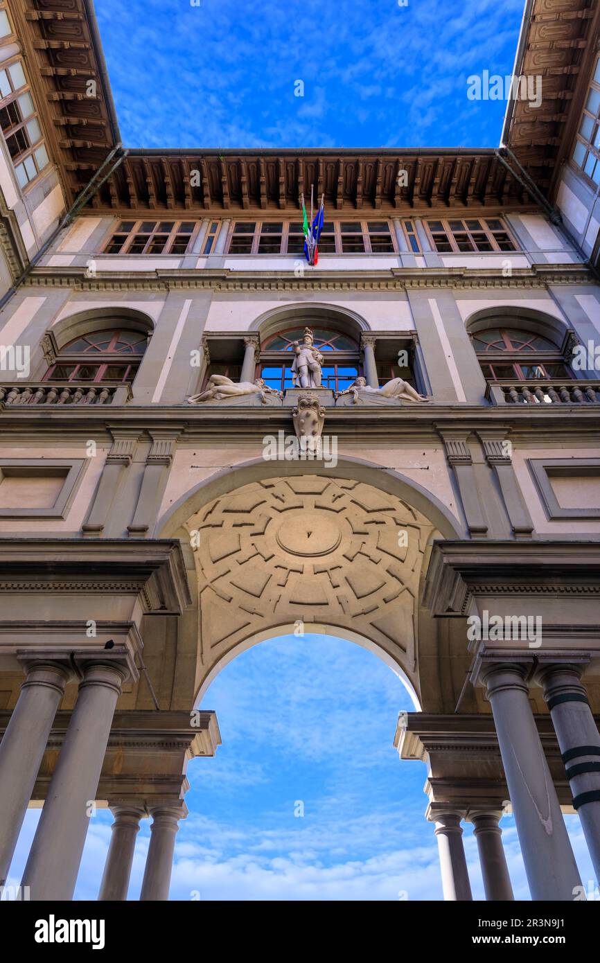 La Galerie des Offices de Florence, Italie : vue sur la cour intérieure étroite entre les deux ailes du palais. Banque D'Images
