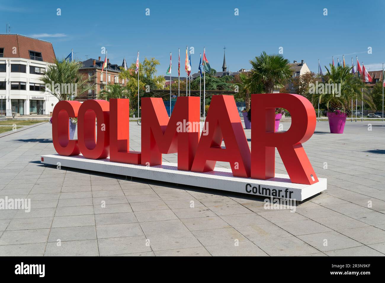 Lettrage avec le mot Colmar sur la place Rapp comme un motif de photo populaire et emplacement pour les touristes Banque D'Images