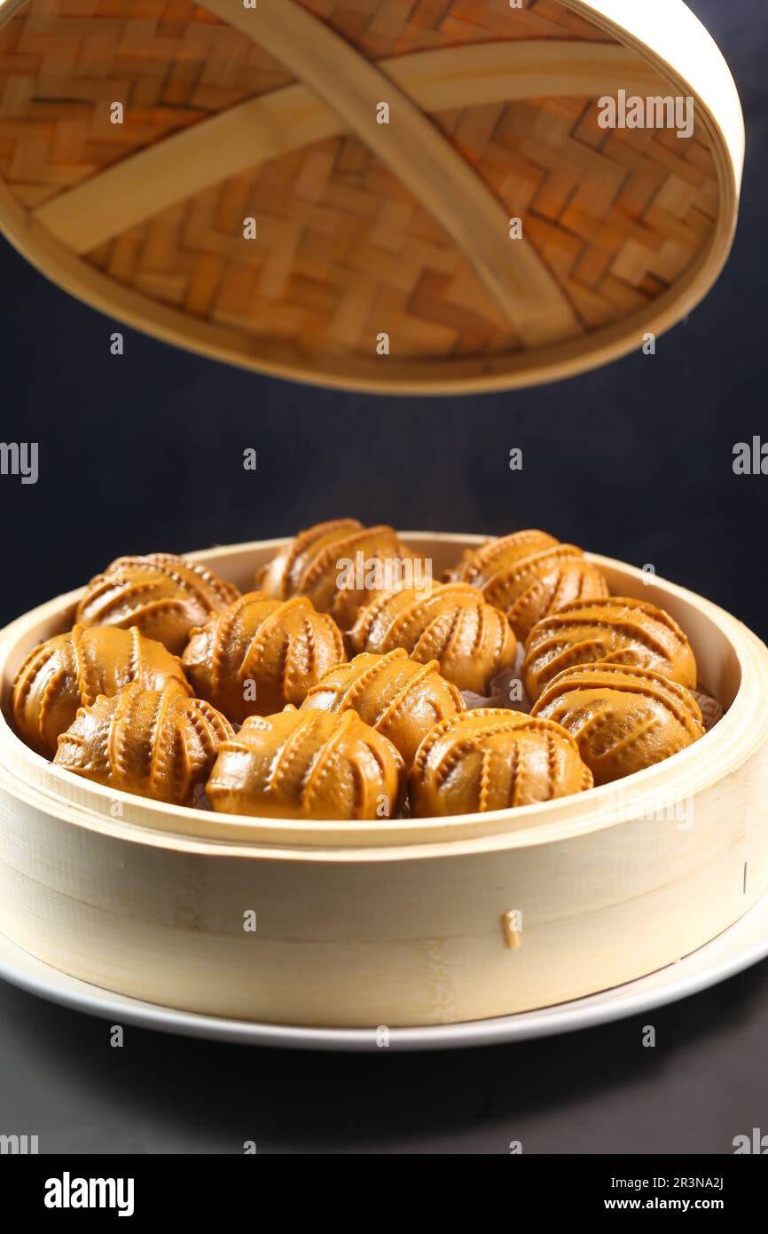 Tamisé-traditionnel sud de la Chine brun Bao pâtisserie Bun rempli de crème de noix Banque D'Images