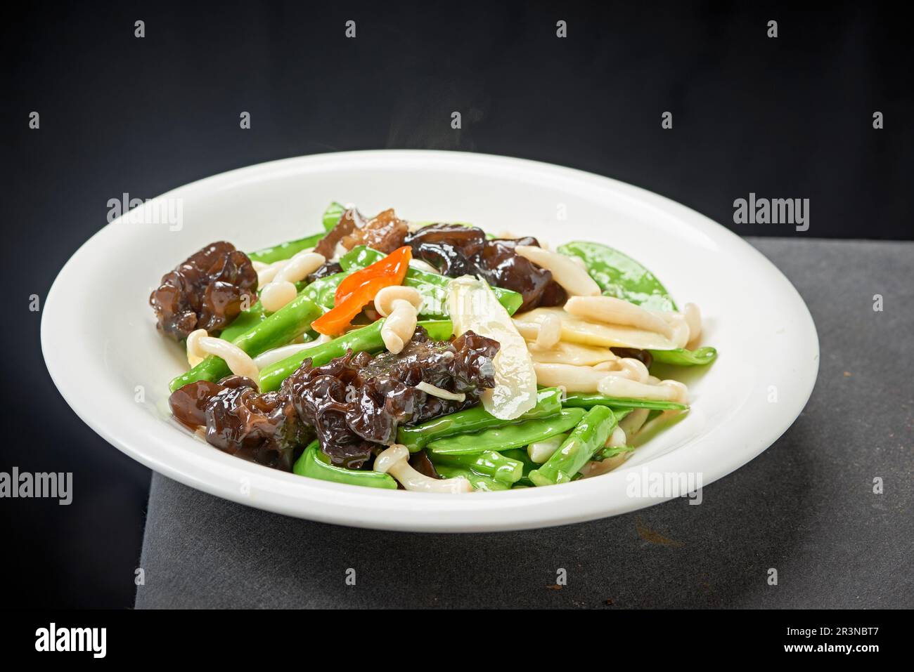 Chinois Yam Stir-frit champignon noir régime de légumes Banque D'Images