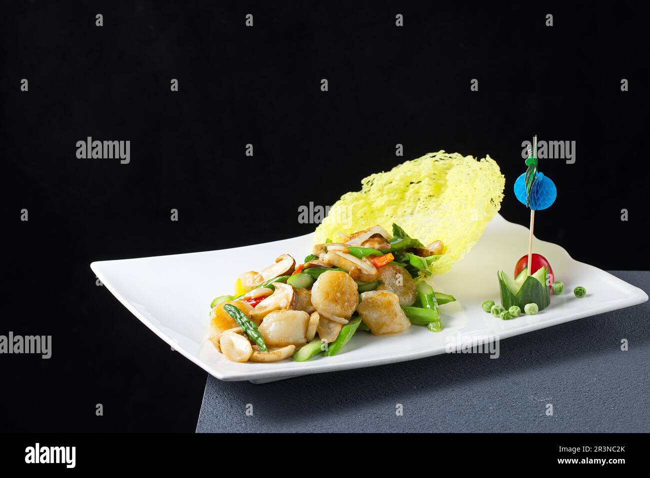 Noix de Saint-Jacques sautées avec brocoli chinois (Gai LAN) Banque D'Images
