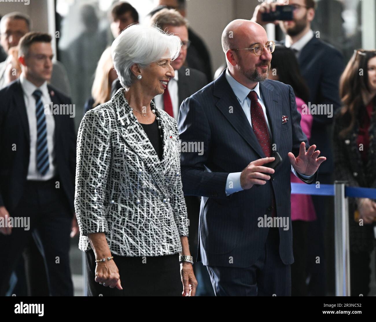 24 mai 2023, Hesse, Francfort-sur-le-main : Christine Lagarde (l), présidente de la Banque centrale européenne (BCE), salue le président du Conseil de l'UE, Charles Michel, lors de la cérémonie marquant le 25th anniversaire de la Banque centrale européenne. La BCE a commencé ses opérations sur 1 juin 1998. Photo: Arne Dedert/dpa Banque D'Images