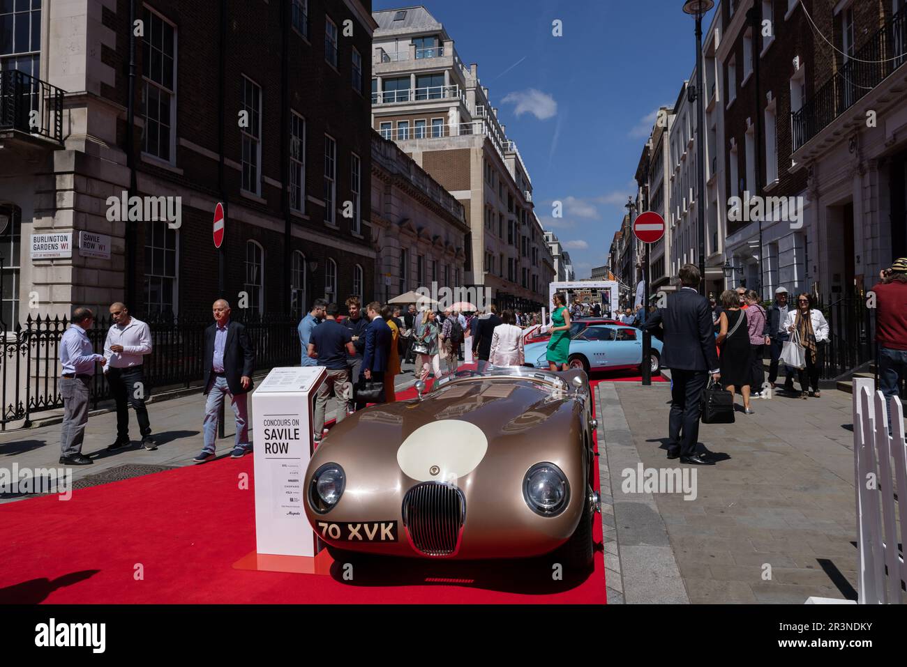 Concours sur Savile Row, collaboration entre les tailleurs et quelques-unes des plus grandes voitures classiques du monde automobile, Mayfair, Londres, Angleterre. Banque D'Images