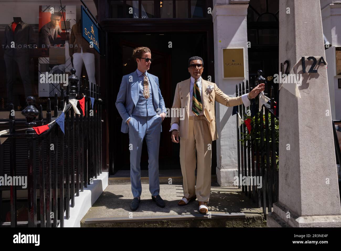 Concours sur Savile Row, collaboration entre les tailleurs et quelques-unes des plus grandes voitures classiques du monde automobile, Mayfair, Londres, Angleterre. Banque D'Images