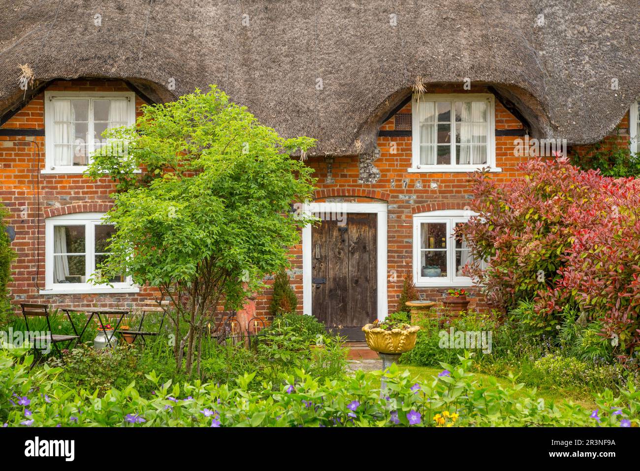 Joli cottage en chaume dans le village d'Easton, Hampshire Banque D'Images