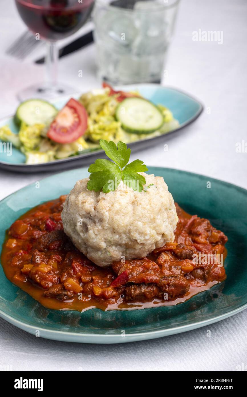 Goulash hongrois avec boulettes de pain Banque D'Images