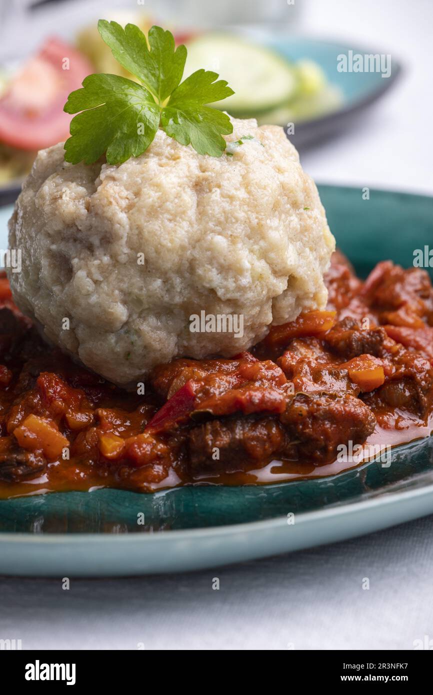 Goulash hongrois avec boulettes de pain Banque D'Images