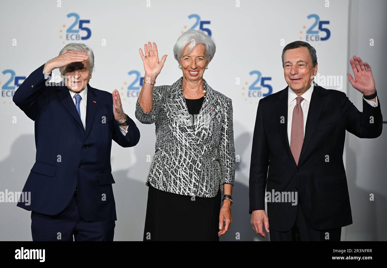 24 mai 2023, Hesse, Francfort-sur-le-main : Christine Lagarde (m), présidente de la Banque centrale européenne (BCE), se présente avec les anciens présidents de la BCE Mario Draghi (r) et Jean-Claude Trichet lors de la cérémonie marquant le 25th anniversaire de l'Europe. La BCE a commencé ses opérations sur 1 juin 1998. Photo: Arne Dedert/dpa Banque D'Images