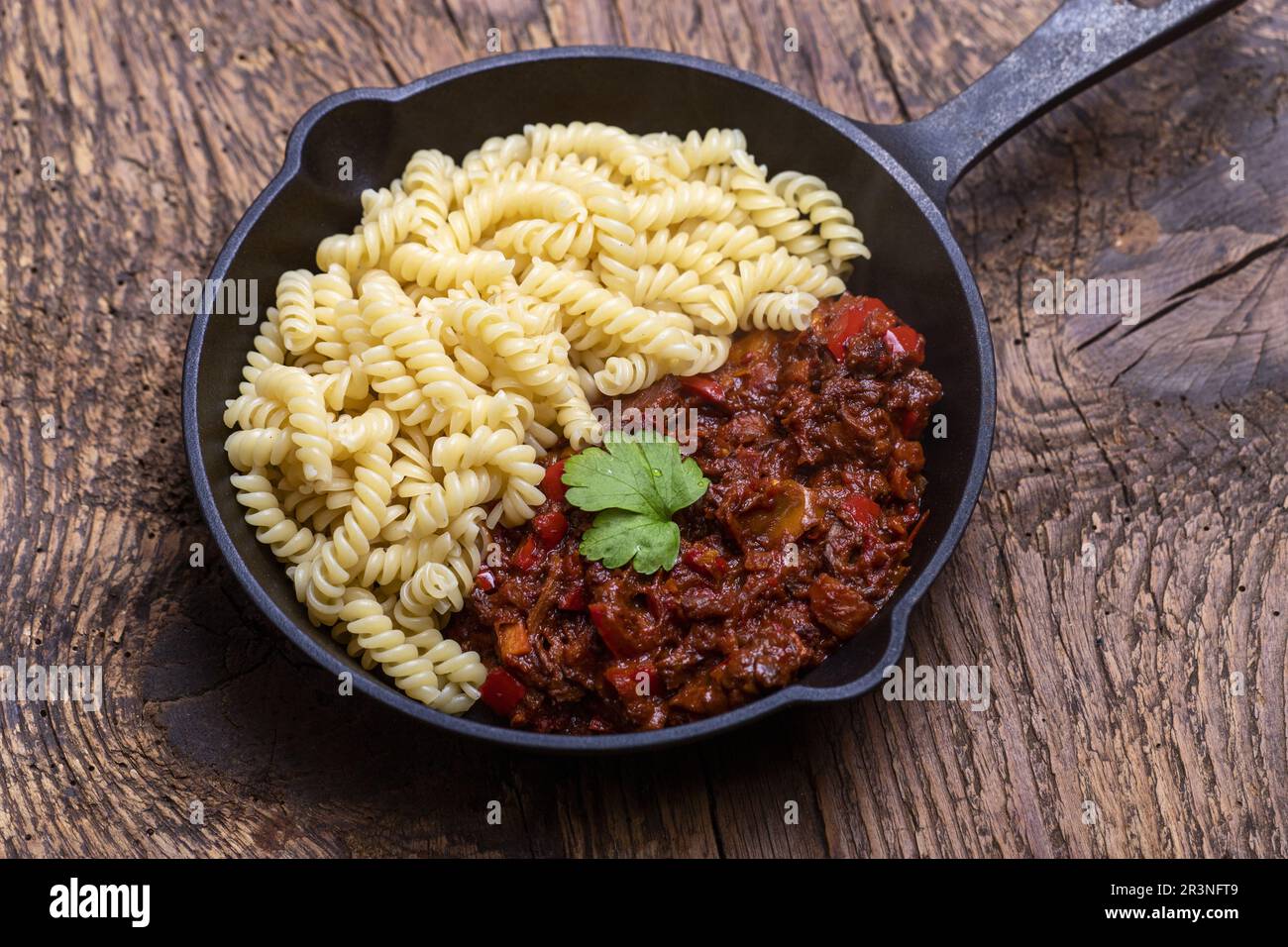 Goulash hongrois aux pâtes spirelli Banque D'Images