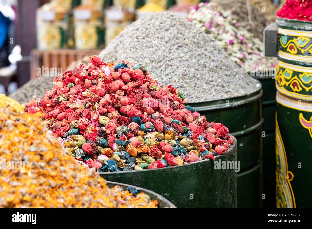 Boîtes de métal entachées remplies de fleurs séchées colorées et d'autres herbes à l'extérieur d'un souk de fines herbes à Marrakech Medina, Maroc. Banque D'Images
