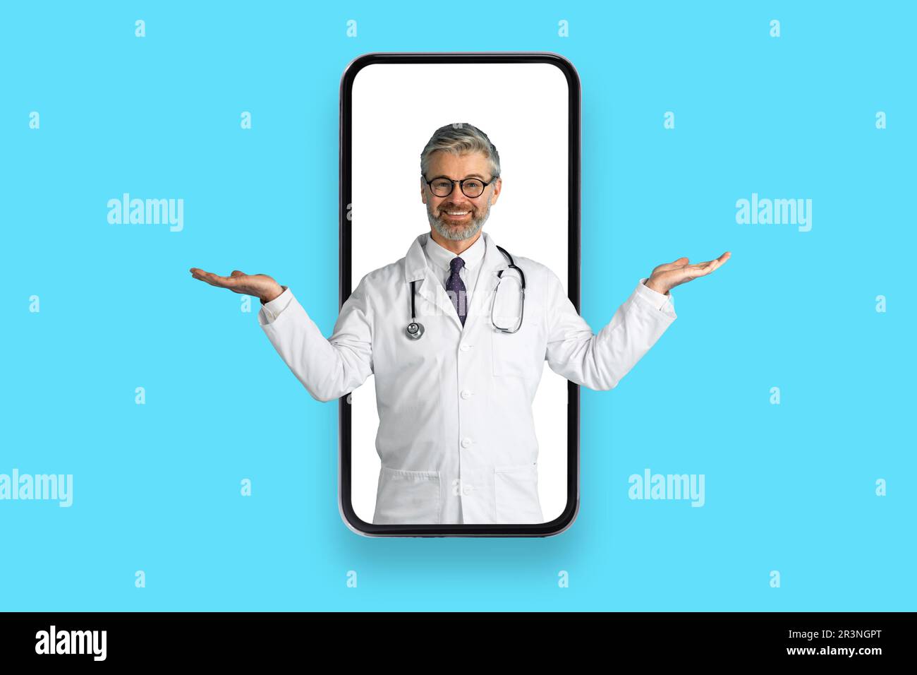 Sympathique beau médecin mature dans l'écran de téléphone cellulaire Banque D'Images