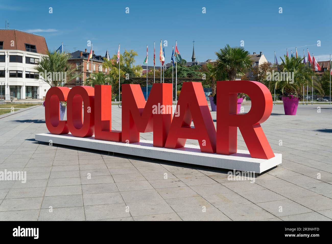 Lettrage avec le mot Colmar sur la place Rapp comme un motif de photo populaire et emplacement pour les touristes Banque D'Images