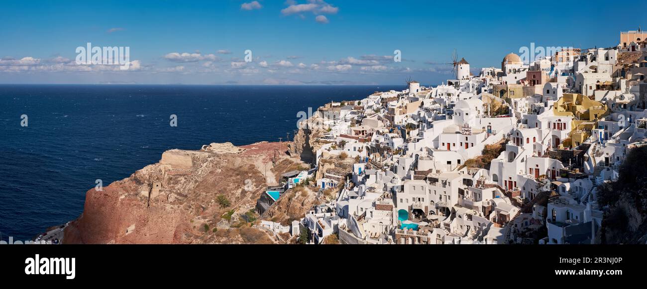 Vue panoramique aérienne du village d'Oia sur l'île de Santorini, Grèce - Maisons blanches traditionnelles dans les falaises de Caldera Banque D'Images