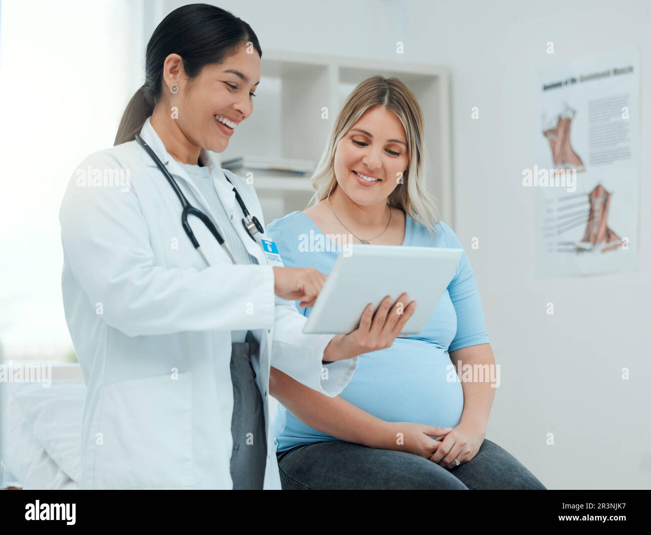 Soins de santé, comprimé et femme enceinte lors d'une consultation  prénatale pour la santé dans une clinique médicale. Médecin du bien-être, de  la maternité et de la grossesse féminine Photo Stock -