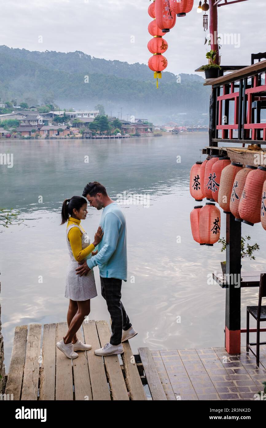 Un couple d'hommes et de femmes visitent le village chinois mae hong son, Ban Rak Thai, une colonie chinoise Banque D'Images Un couple d'hommes et de femmes visitent le village chinois mae hong son, Ban Rak Thai, une colonie chinoise Banque D'Images