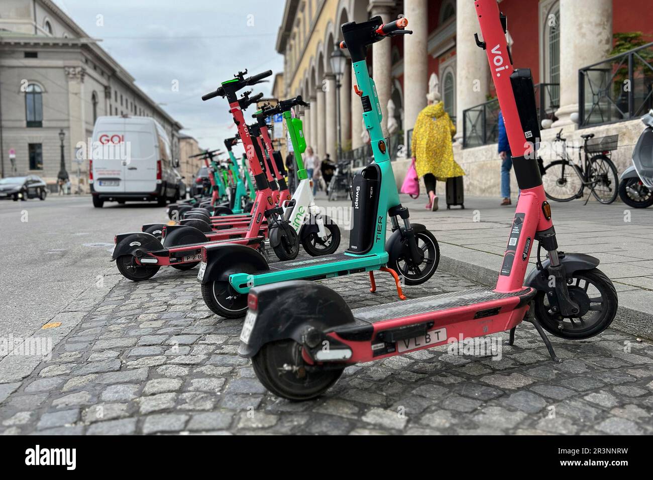 Munich, Allemagne. 24th mai 2023. Les trottinettes électroniques des fournisseurs VOI, LIME et TIER sont sur Maximilianstrasse à Munich, Scooter, E-Roller. ? Credit: dpa/Alay Live News Banque D'Images