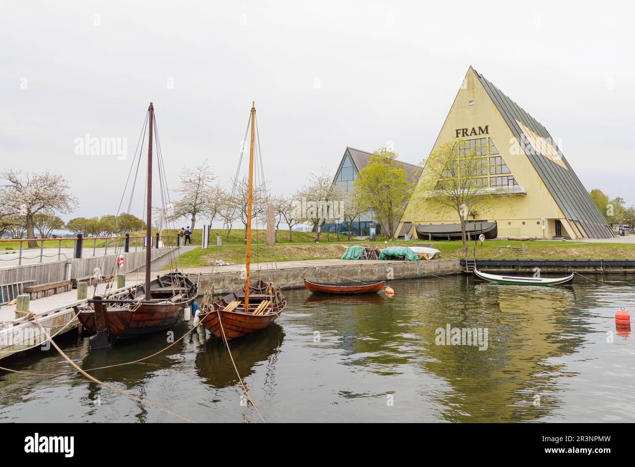 Oslo, Norvège - Mai 2023 : d'anciens bateaux à voile amarrés à l'extérieur du bâtiment triangulaire du musée qui abrite le Fram, un navire de recherche polaire historique. Banque D'Images