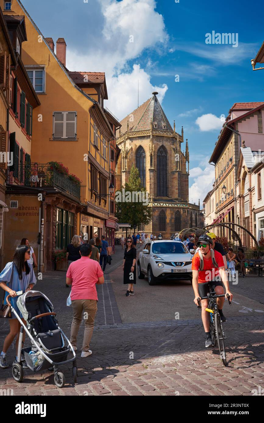 Scène de rue dans la vieille ville historique de Colmar en France Banque D'Images