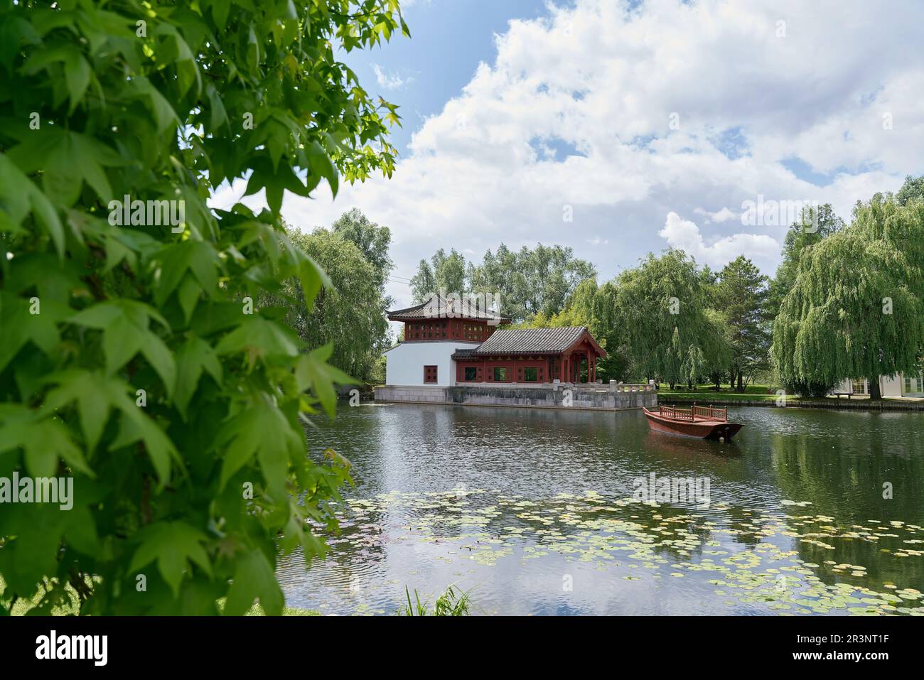 Pavillon sur un lac dans un jardin chinois à la périphérie de la ville de Berlin Banque D'Images