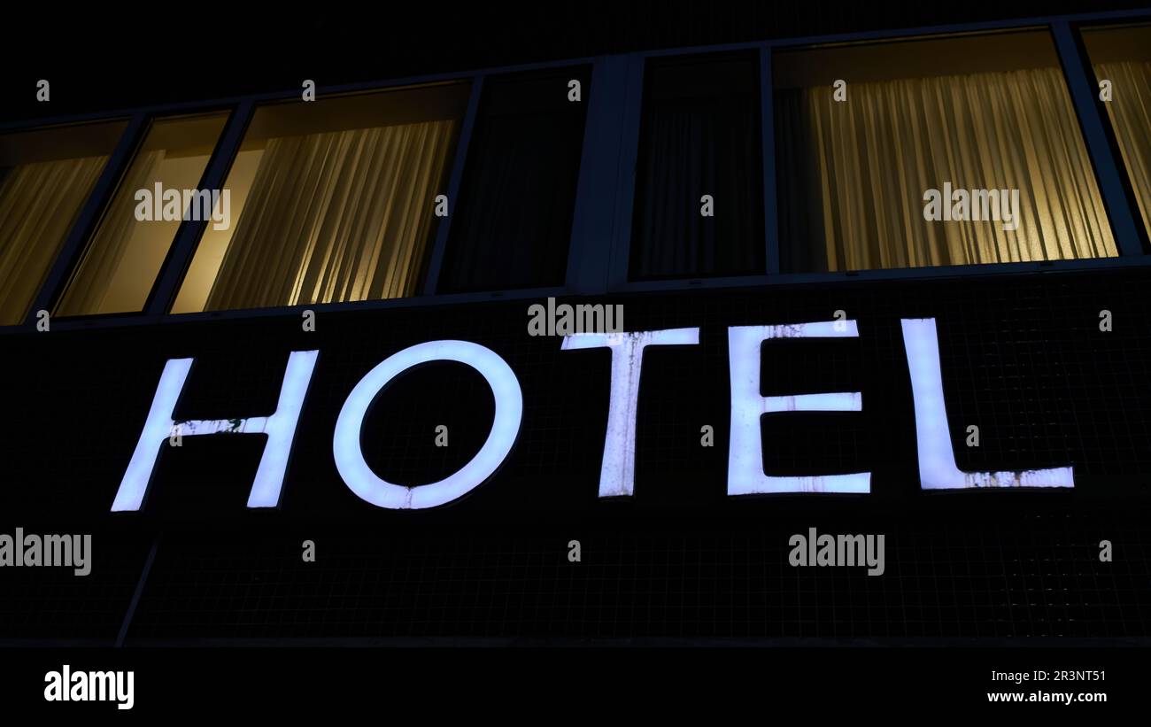 Vieux néons vieux signe d'un hôtel à Berlin dans la soirée Banque D'Images