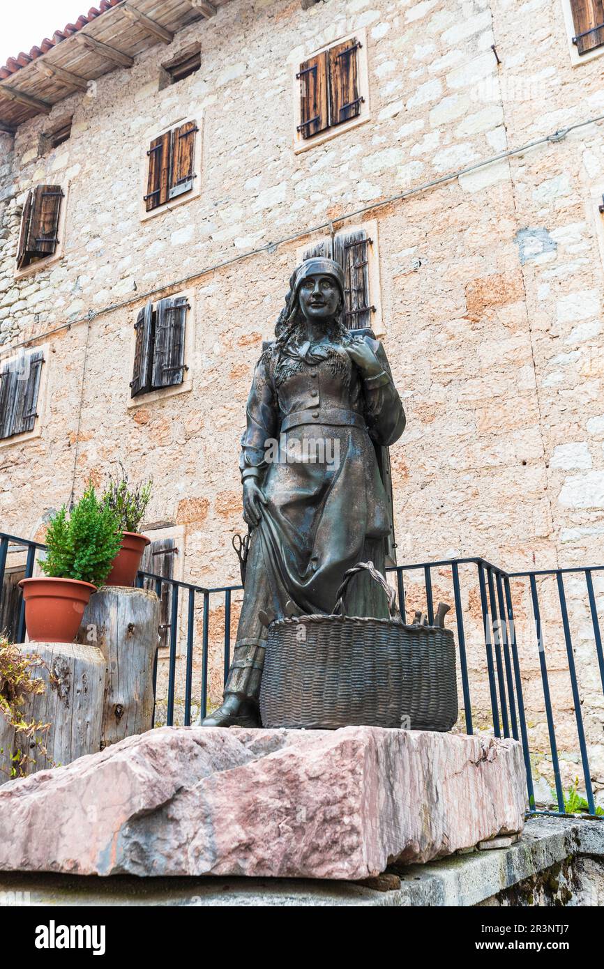 Italie Friuli Erto - Sculpture de la femme ertan Banque D'Images