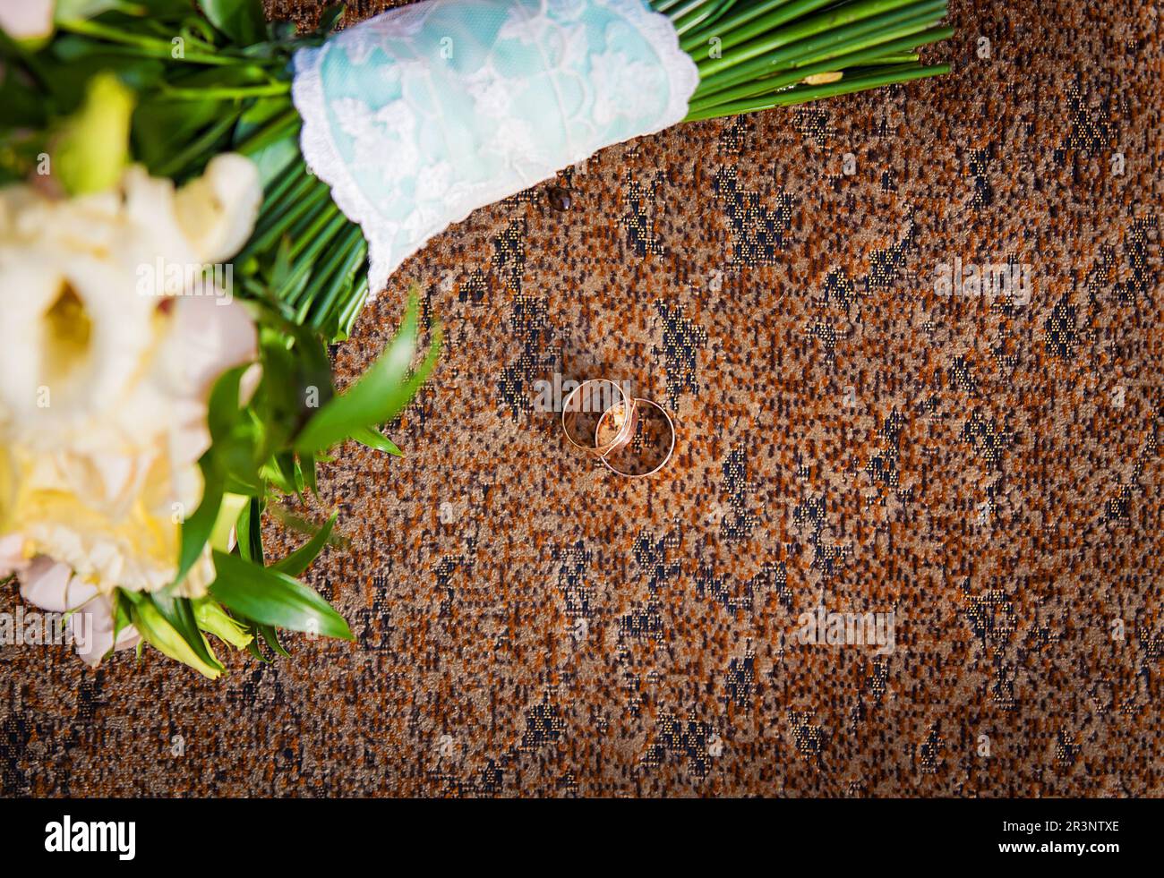 Joint torique et magnifique bouquet de fleurs différentes sur une chaise Banque D'Images