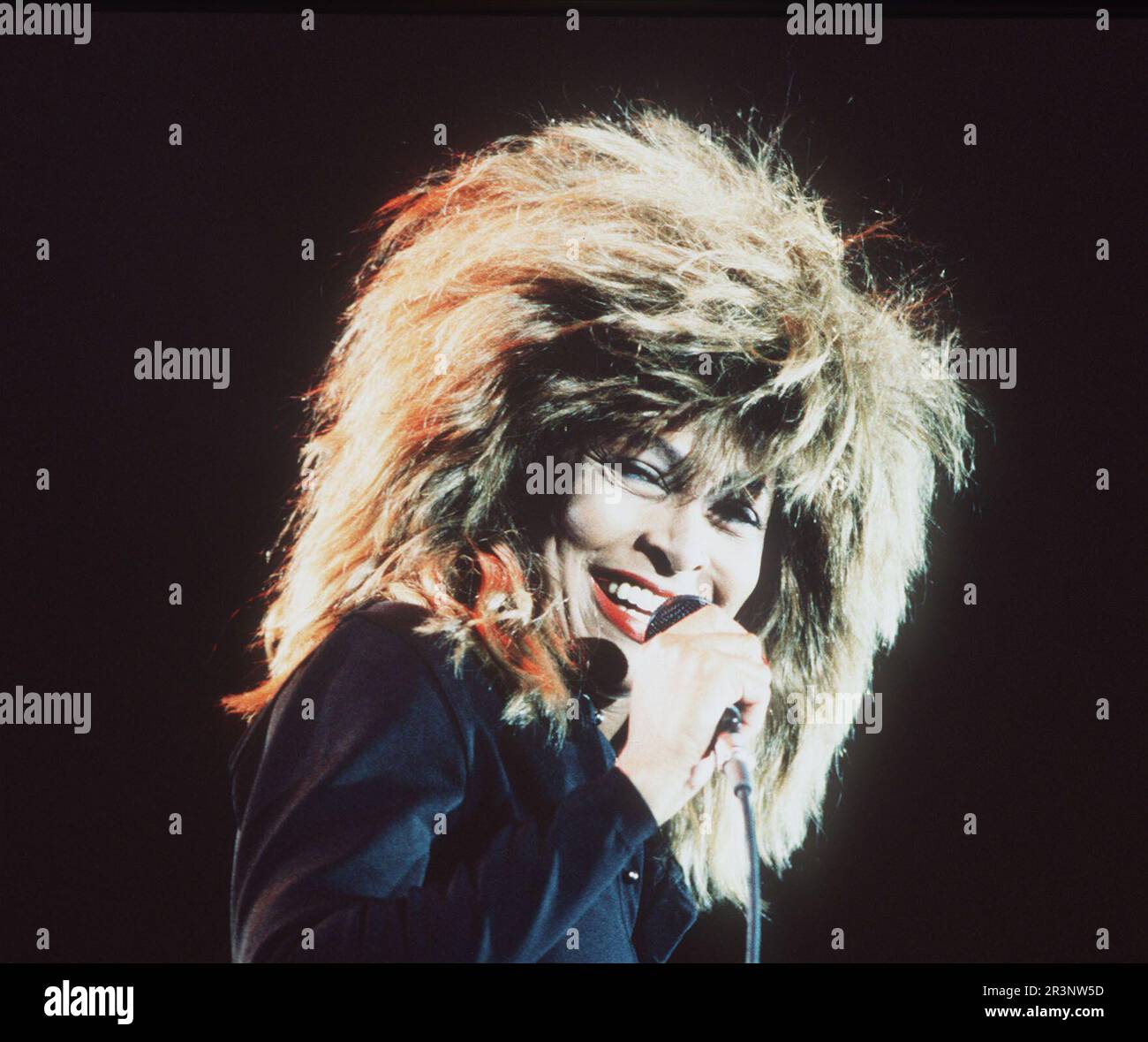 Photo du dossier datée du 01/06/87 de la chanteuse américaine Tina Turner en concert en Écosse. Mme Turner, l'une des voix les plus célèbres du rock qui a eu des coups, y compris la fière Marie et le meilleur, est morte à l'âge de 83 ans après une longue maladie, a déclaré son attaché de presse à l'agence de presse de l'AP. Date de publication : jeudi 25 mai 2023. Banque D'Images