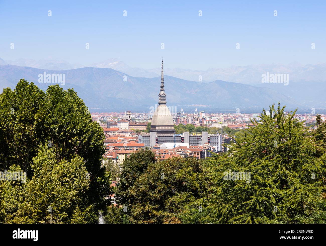 Turin - Italie - ligne d'horizon urbaine avec bâtiment Mole Antonelliana, ciel bleu et montagnes des Alpes. Banque D'Images