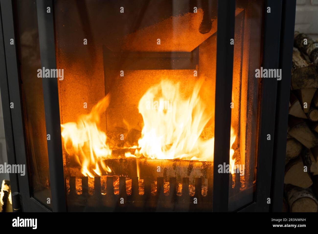 Le bois de chauffage brûle dans le four du foyer de près. Chauffage écologique alternatif, chambre chaleureuse et confortable à la maison, un woo brûlant Banque D'Images