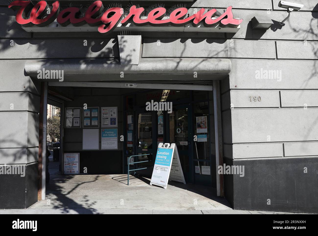 A sign in front of the Walgreens on the corner of Van Ness Avenue and Eddy Street announces the planned closeure of the store for November 11 on Monday, October 12, 2020 in San Francisco, Calif. (Lea Suzuki/San Francisco Chronicle via AP) Banque D'Images