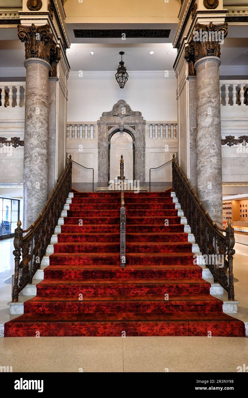 LOS ANGELES, CALIFORNIE - 17 MAI 2023 : l'escalier principal du Tower Theatre. Le bâtiment a été restauré et réaffecté en tant qu'Apple Store en 2021. Banque D'Images