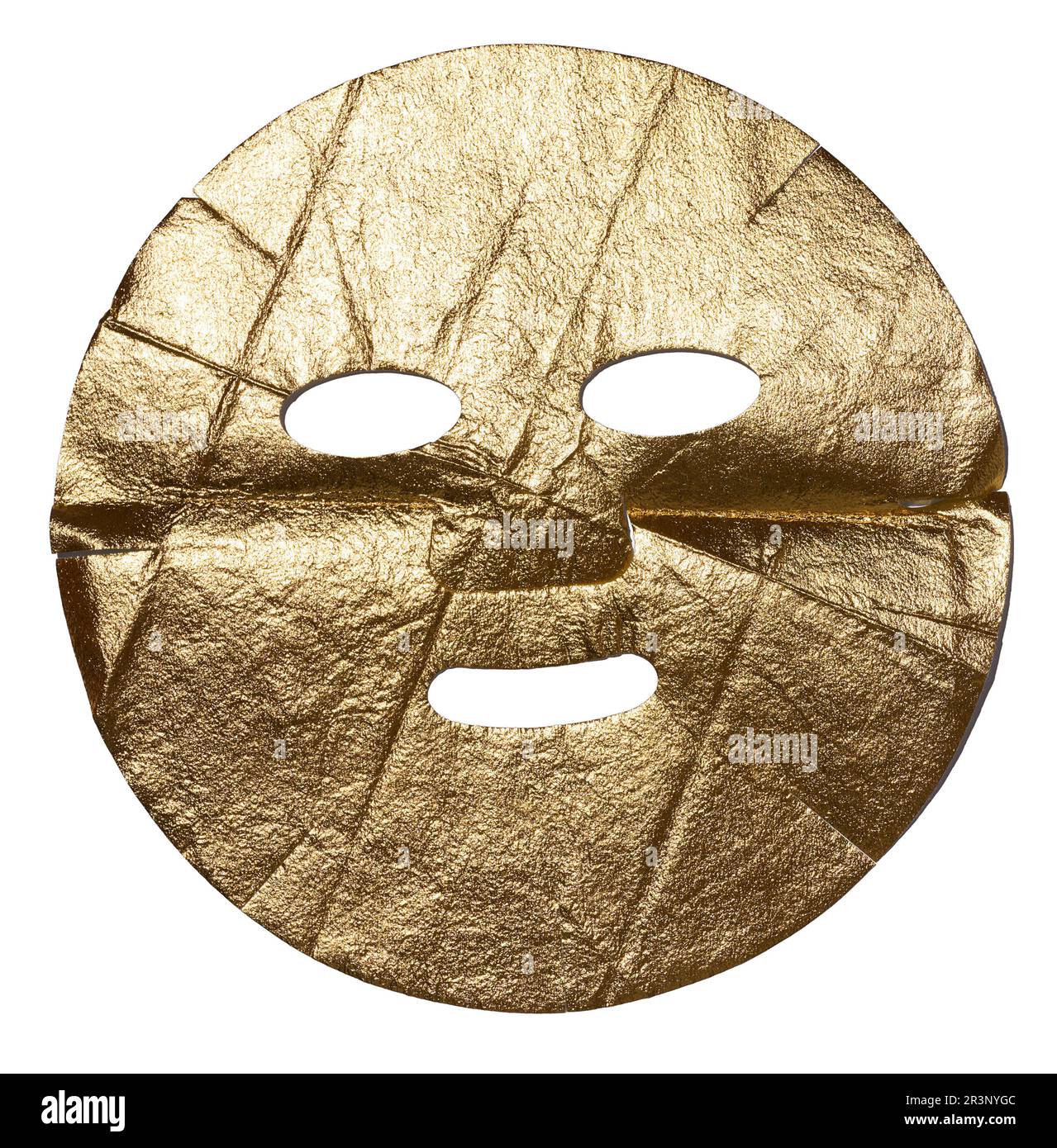 Masque cosmétique textile avec or pour le visage sur fond blanc isolé Banque D'Images