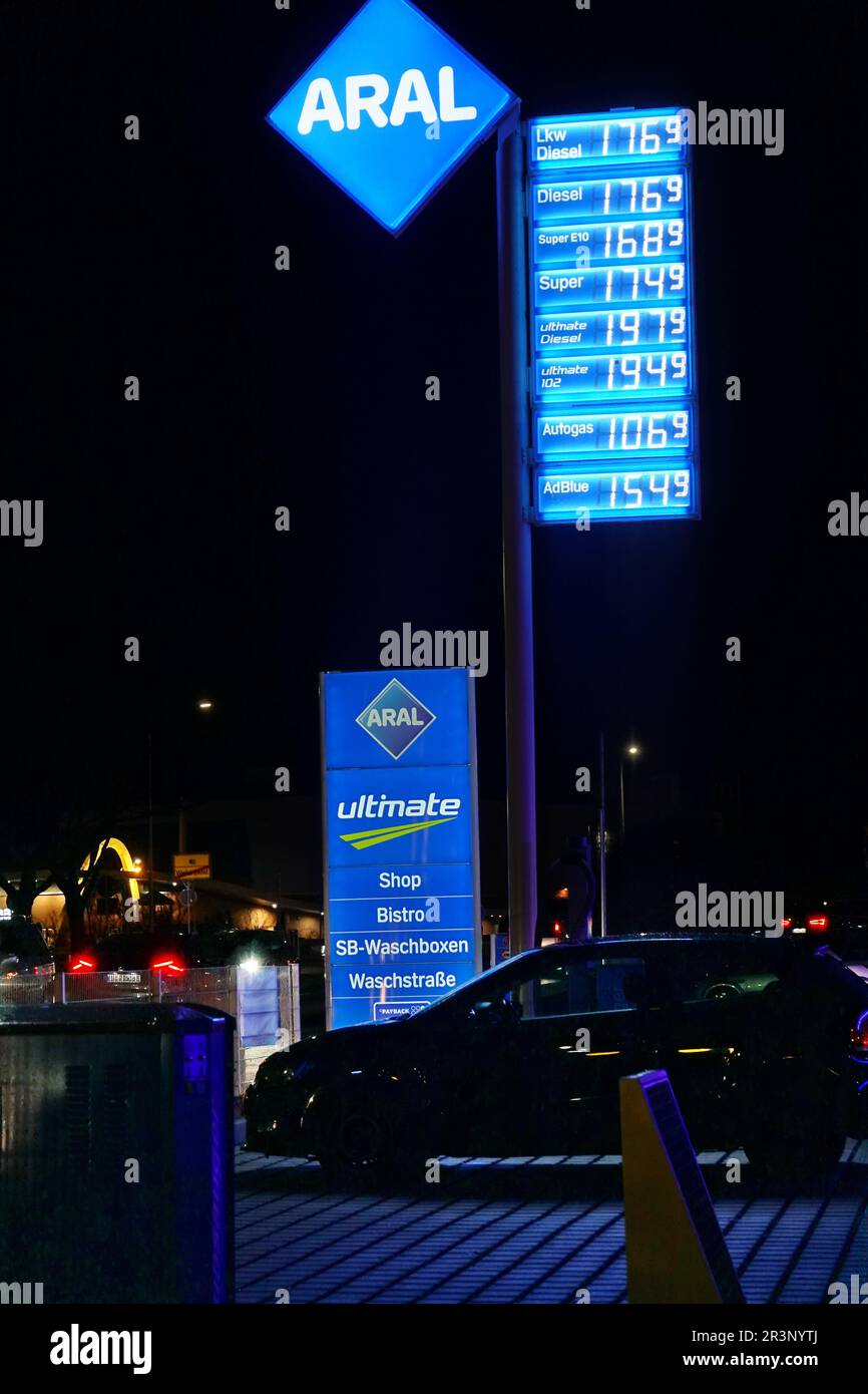 Aral gas station Banque de photographies et d’images à haute résolution ...